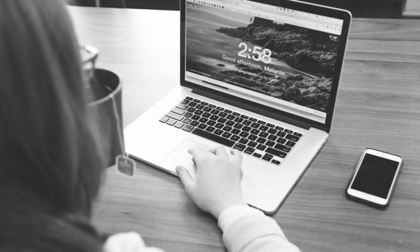 Estudiante trabajando en proyecto Flutter durante sesión personalizada